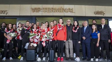A Milli Kadın Voleybol Takımı gümüşle döndü! Havalimanında coşkulu karşılama