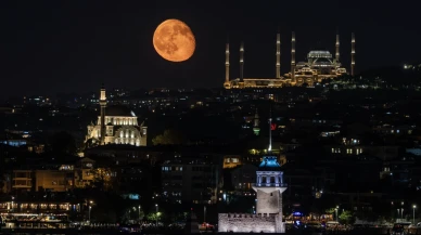 İstanbul'da "şişkin Ay" büyüledi: İkonik siluetlerle muhteşem manzara