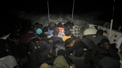 İzmir'de durdurulan 2 botta 107 düzensiz göçmen yakalandı 30 kişi kurtarıldı