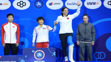 Milli güreşçi Evin Demirhan Yavuz madalyasını rakiplerinin omuzlarında aldı