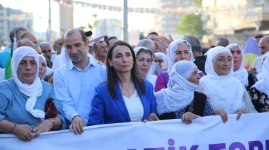 Diyarbakır'da 1 Eylül Dünya Barış Günü yürüyüşüne DEM Parti Eş Genel Başkanı Hatimoğulları da katıldı