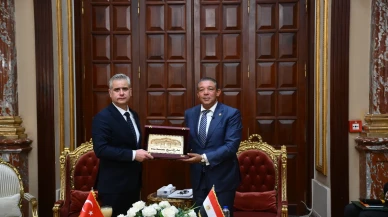 Kahire'de insani duruma dikkat çeken heyet Refah Sınır Kapısı'na yola çıktı