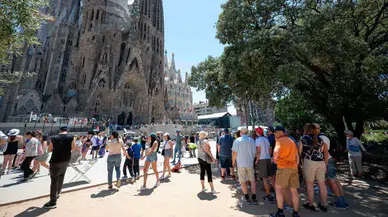 Barcelona, aşırı turizmi durdurmak için vergi artırdı ve turist sayısını sınırladı