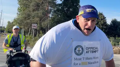 125 tişörtle maraton koştu: Dünya rekorunu kırarken ölümün eşiğine geldi