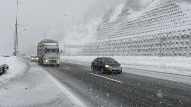 Bolu Dağı’nda kar yağışı: Sürücülere zincir uyarısı