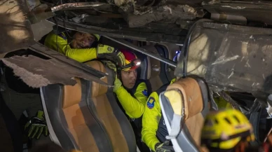 Vinç trenin üzerine devrildi: Tayland’da 190 yolcu tehlikede