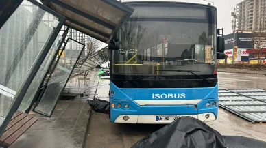 Fırtına dehşeti: Uçan parçalar otobüs durağını devirdi