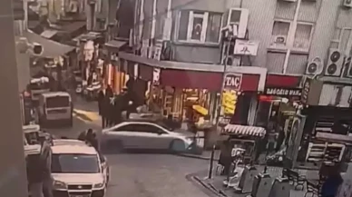 Eminönü'nde panik dolu anlar: Fren yerine gaza basan sürücü yayaların arasına daldı