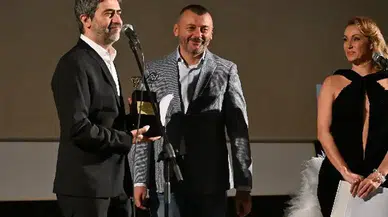 Emin Alper, Üsküp’teki film festivalinde üstün katkı ödülü kazandı, sinemanın gücünü vurguladı.