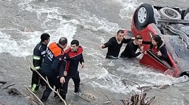 Amasya'da otomobil nehre uçtu, anne ve kızı kurtarıldı