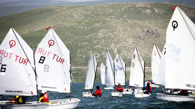 Çıldır Gölü'nde yelken şöleni: Genç sporcular zirve için rüzgara karşı yarıştı