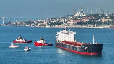 İstanbul Boğazı'nda yoğun sis nedeniyle deniz trafiği durduruldu