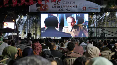 Keçiören'de Zafer Bayramı coşkusu: 'Veda' filmi dev ekranda izleyiciyle buluştu