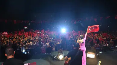 Isparta'da Zafer Bayramı Coşkusu: Funda Arar Meydanı Dolduran Binlere Unutulmaz Gece Yaşattı