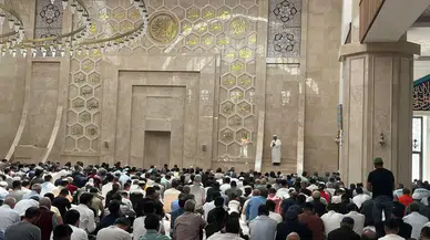 Kars'ta kandil gecesi camileri dolduran vatandaşlar dualarla bir araya geldi