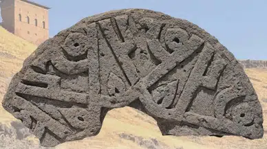 Kazı ekibi Mevlid Kandili'nde anlamlı bir eserle karşılaştı: Taşta altı kez Hz. Muhammed yazıyor