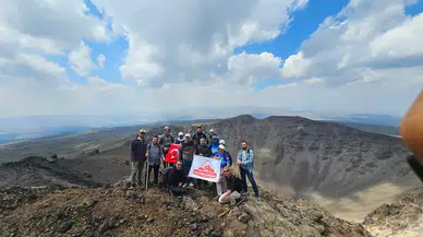14 dağcı Büyük Tendürek zirvesinde Türk bayrağı açtı