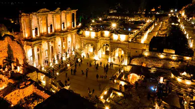 Efes Antik Kenti Gece Müzeciliği ile Yaz Gecelerinde Ziyaretçi Akınına Uğruyor