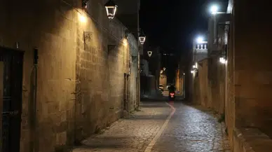 Şanlıurfa'nın Tarihi Sokakları Artık Gece de Işıl Işıl