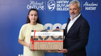 Hatay'ın başarılı gençlerine belediyeden tam destek: 33 öğrenciye ödül yağdı