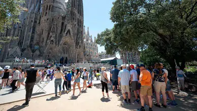 Barcelona, aşırı turizmi durdurmak için vergi artırdı ve turist sayısını sınırladı