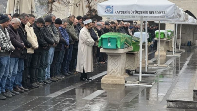 Babası tarafından silahla vurulan 7 yaşındaki çocuğun cenazesi toprağa verildi.