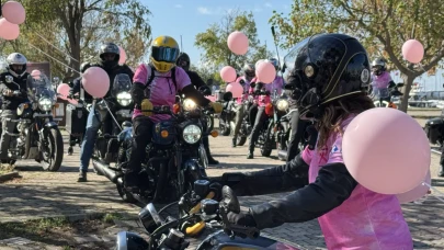 Kadıköy'de meme kanseri farkındalığı için motosiklet ve bisiklet turu