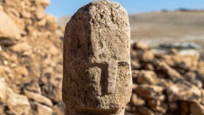 Karahantepe'de 12 bin yıl öncesine ait insan yüzlü dikilitaş bulundu