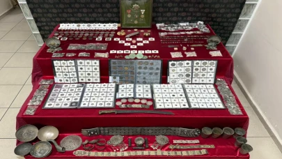 İzmir’de Tarihi Eser Kaçakçılığı : 2 Bin 433 obje ele geçirildi