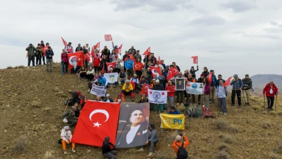 Gökkuşağı tepeleri'nde 29 Ekim: Türk bayraklarıyla zirveye yürüyüş