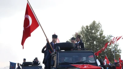 Kayseri’de 29 Ekim coşkusu: Gaziler halkı selamladı