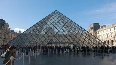 Louvre Müzesi'nde gece yarısı şok soygun: 9 parça mücevher çalındı, müze kapatıldı