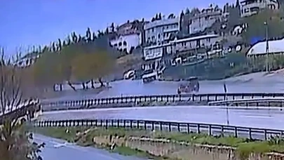 Büyükçekmece'de İETT otobüsü kaygan yolda kontrolden çıktı dehşet anlar