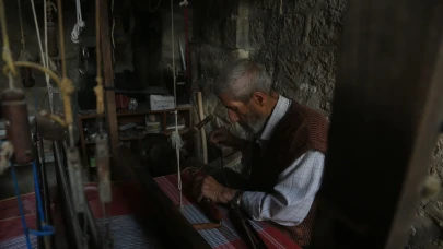 Halep’te el dokumacılığının son temsilcisi 80 yaşındaki Muhammed Ezrak
