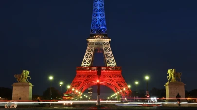 2015 terör saldırıları: Eyfel Kulesi Fransız renkleriyle aydınlatıldı