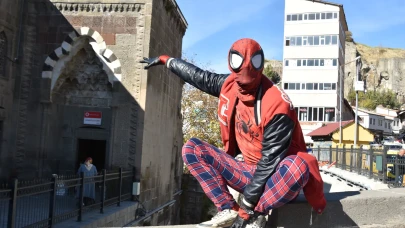 "Türkiye'yi dolaşan Örümcek Adam" Bitlis'te çocuklarla buluştu