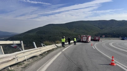 İznik'te kağıt yüklü kamyon 80 metre uçuruma düştü: 2 can kaybı