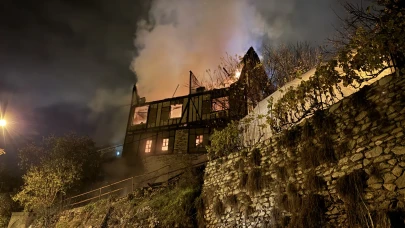 150 yıllık tarihi konak alevlere teslim oldu: İki itfaiyeci yaralandı