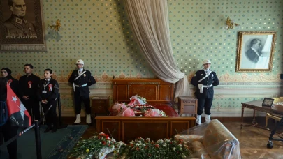 Dolmabahçe’de Atatürk’ü anma: Saat 09.05’te saygı duruşu