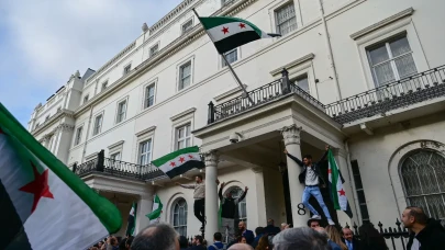 Suriye Bayrağı 12 yıl aradan sonra Londra’da yeniden dalgalanıyor