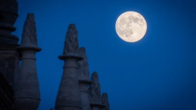 İspanya'dan muhteşem kare: Dolunay ve Immaculada Anıtı