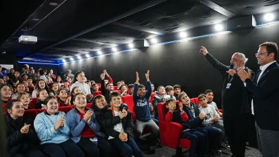 Gezen Sinema Tırı: Depremzede çocuklara sinema gösterimi