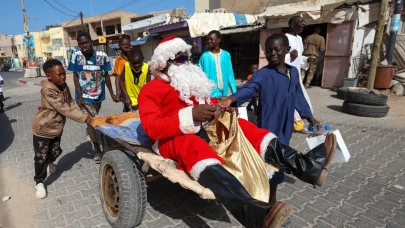 Senegalli Noel Baba çocukları sevindirdi: Thierno Gueye şeker dağıttı