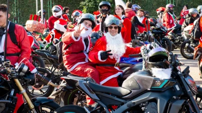Napoli sokakları Noel Baba motosikletçileriyle renklendi