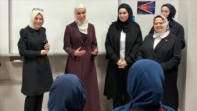 Suriye Cumhurbaşkanı Şara’nın eşi Latife El Durubi, Kadıköy Anadolu İmam Hatip Lisesi’ni ziyaret etti