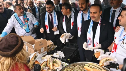 Hamsi Festivali Eyüpsultan’ı sardı: Bakan Kacır tezgah arkasında