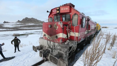 Yük treni kamyona çarptı: Sürücü hayatını kaybetti
