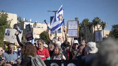 Netanyahu'nun af talebine protesto: Yüzlerce kişi Kudüs sokaklarında