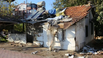 Antalya'da kötü koku alarmı: Bir evden 2 kamyon çöp çıkarıldı