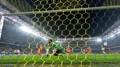 Galatasaray Fenerbahçe ile 1-1 beraber kalarak liderliği korudu